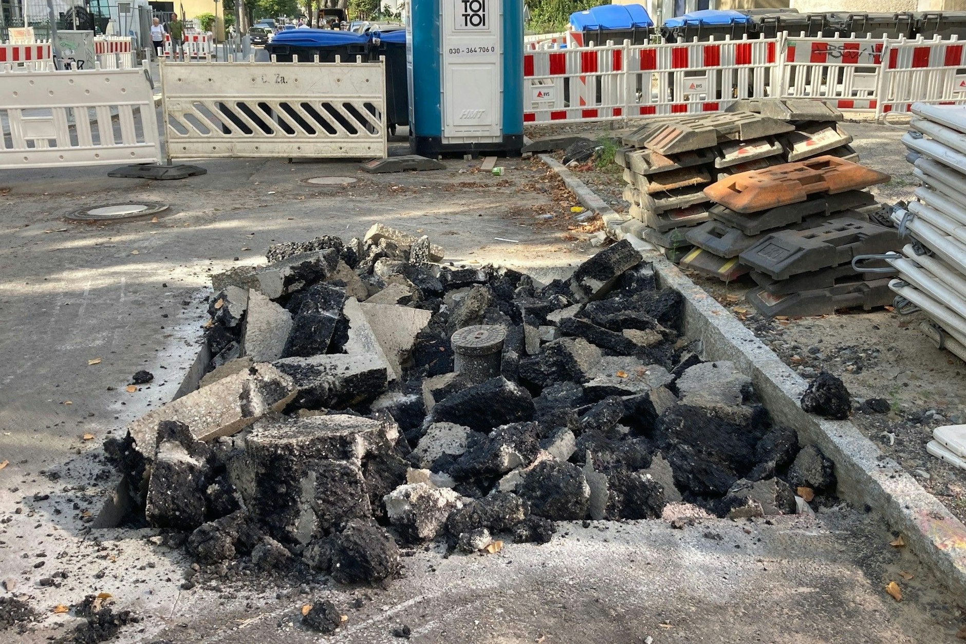 Als nur noch der oberste Straßenbelag fehlte, musste zweimal wieder aufgehackt werden – zuletzt Mitte dieses Monats, weil Armaturen zu tief eingebaut waren.