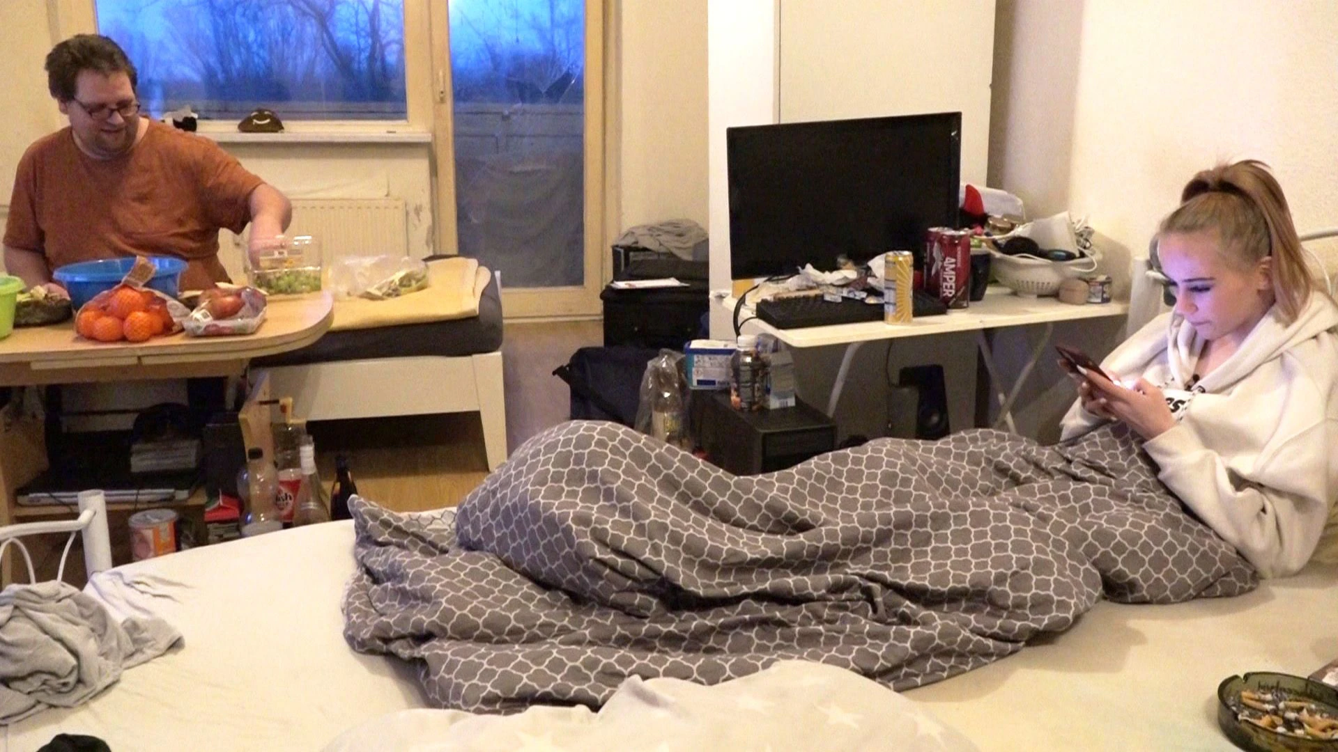 Celine und Falko leben zusammen in einer Einraumwohnung. Doch bei Hartz und herzlich berichten sie jetzt von einer brenzligen Situation.