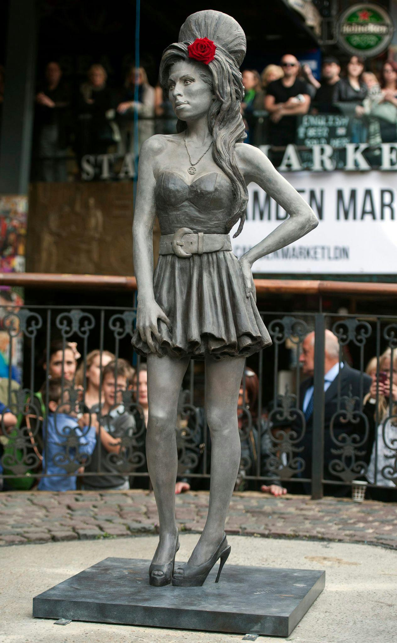 ARCHIV - Eine Statue von Amy Winehouse auf dem Stables Market im Londoner Camden Town.