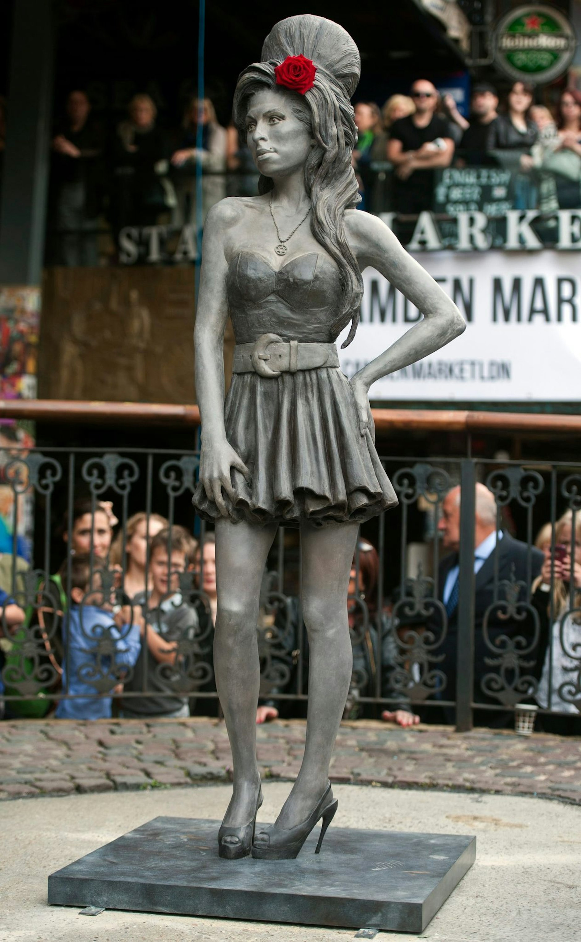 ARCHIV - Eine Statue von Amy Winehouse auf dem Stables Market im Londoner Camden Town.  