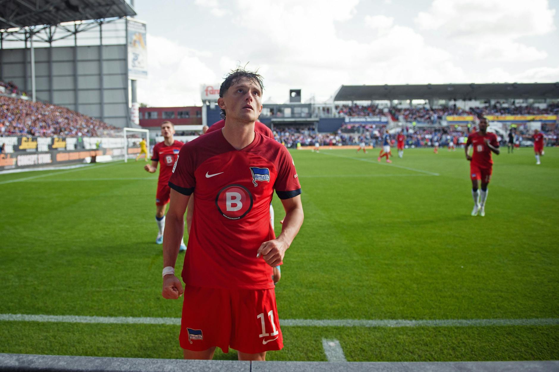 Sieht nicht wirklich wie ein Sieger aus. Hertha Fabian Reese läuft nach seinem Tor per Elfmeter zum 2:3 auf die eigenen Fans im Holstein-Stadion zu. 