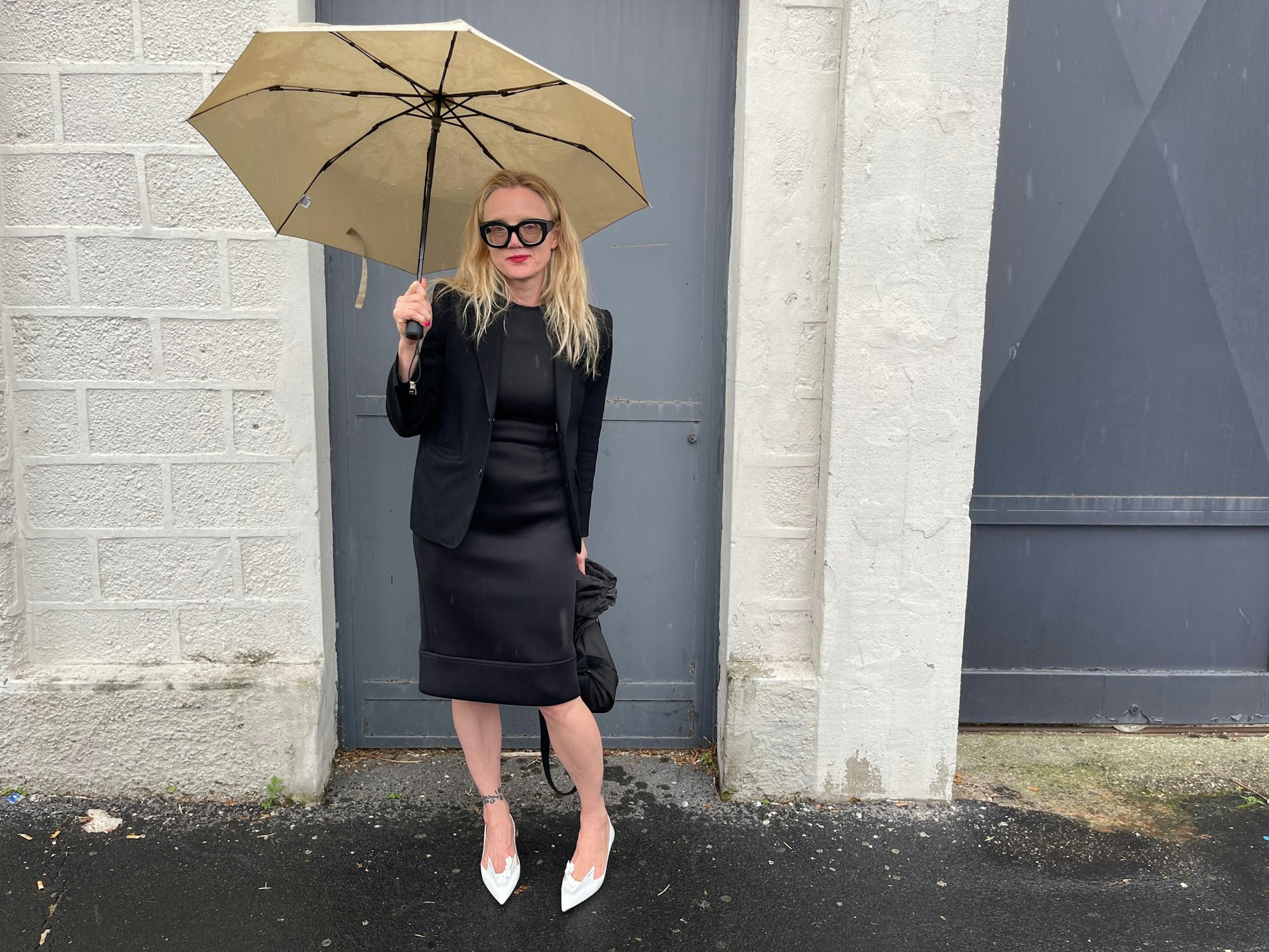 Vesma hat einen Schirm sowie Ersatzschuhe dabei, damit die Ledersohlen der kostbaren Prada-Pumps vom Regen keinen Schaden nehmen. Vesma lebt in Oslo und ist Autorin, sie schreibt über Mode und Architektur. Die OMA-Sets der Prada-Schauen sind bei ihr immer wieder Thema.