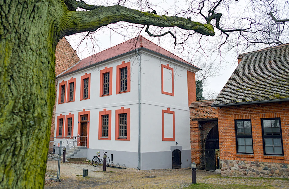 ARCHIV - Das Gebäude der Burg Beeskow.  a/Archivbild