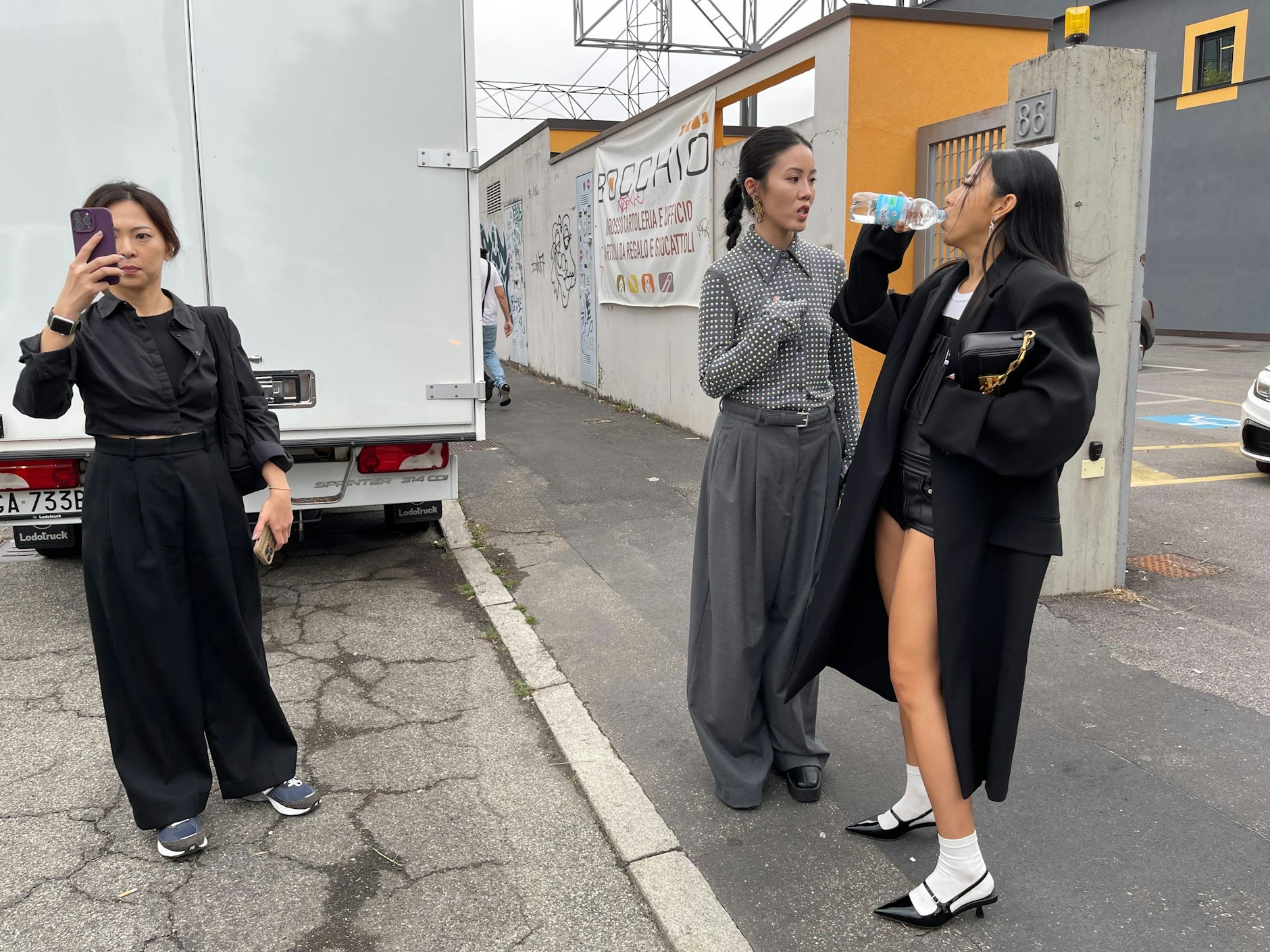 Oversized Blazer und Mäntel, nackte Beine und zarte High Heels – diese Kombi ist der Trend der Stunde. Die chinesische Influencerin Yuwei Zhangzou (r.) macht alles richtig.