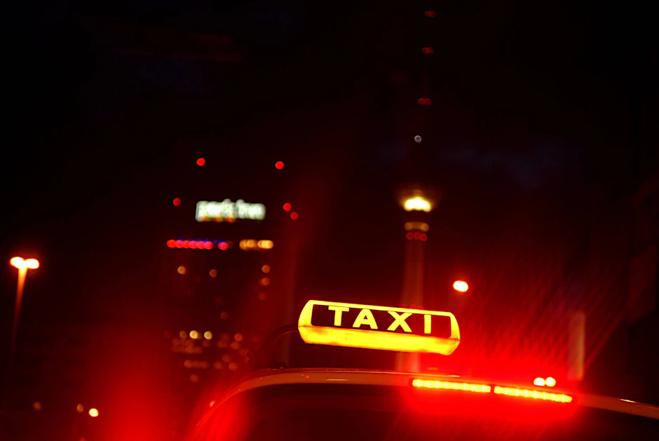Ein Taxi fährt durch die Innenstadt von Berlin.&nbsp;