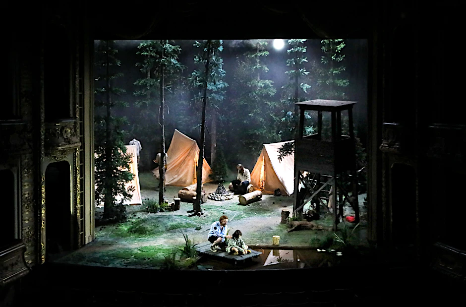Eine Preppertruppe in der Abgeschiedenheit des Waldes. Hinten „Woyzeck“, vorn Marie mit ihrem Kind.