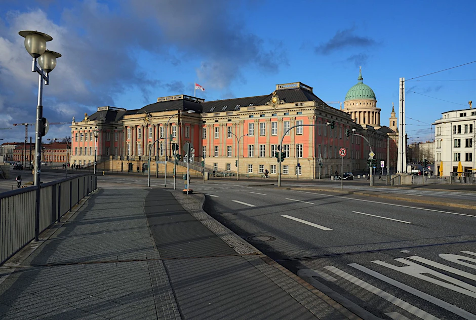 ARCHIV - Der Landtag (l.) und dahinter die Nikolaikirche in Potsdam.  