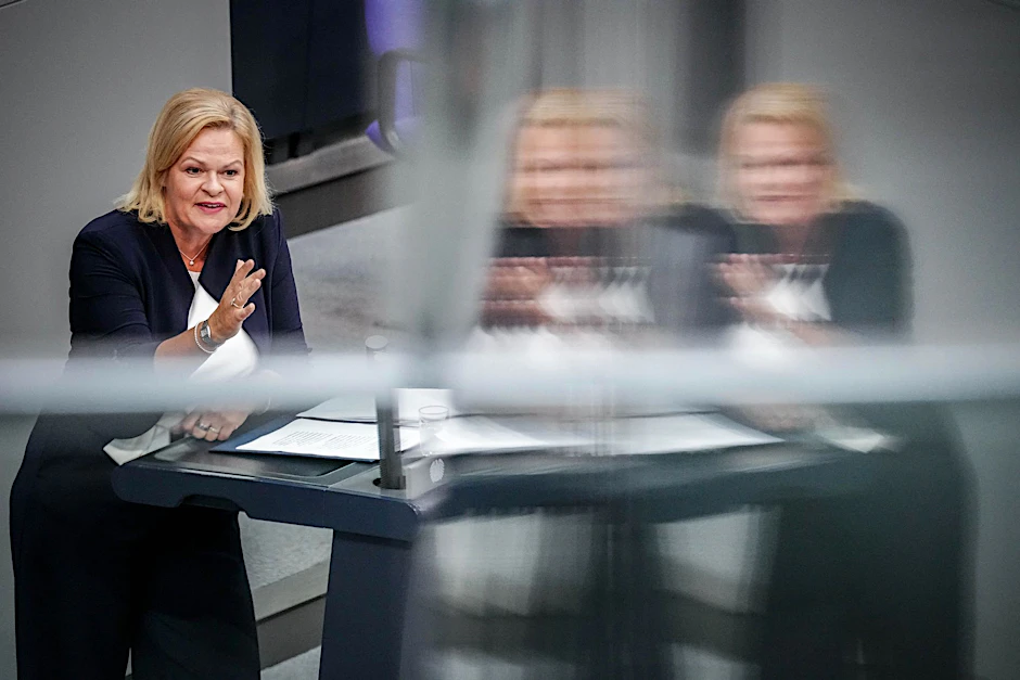 Bundesinnenministerin Nancy Faeser (SPD) im Plenum des Bundestags.  