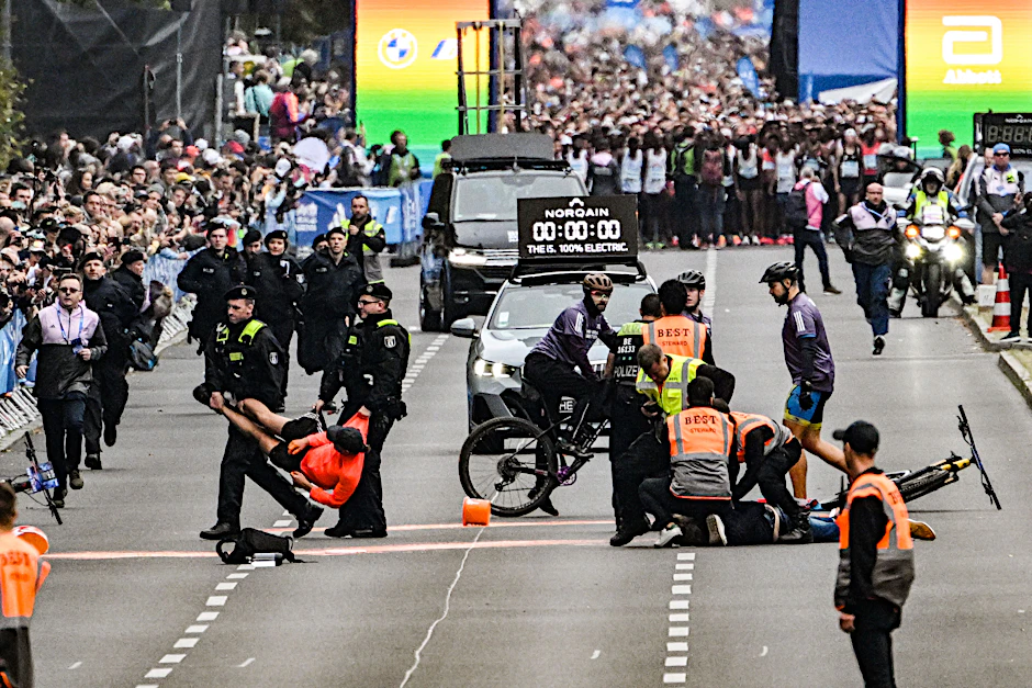 Klimaaktivisten werden von Polizisten weggetragen.&nbsp;