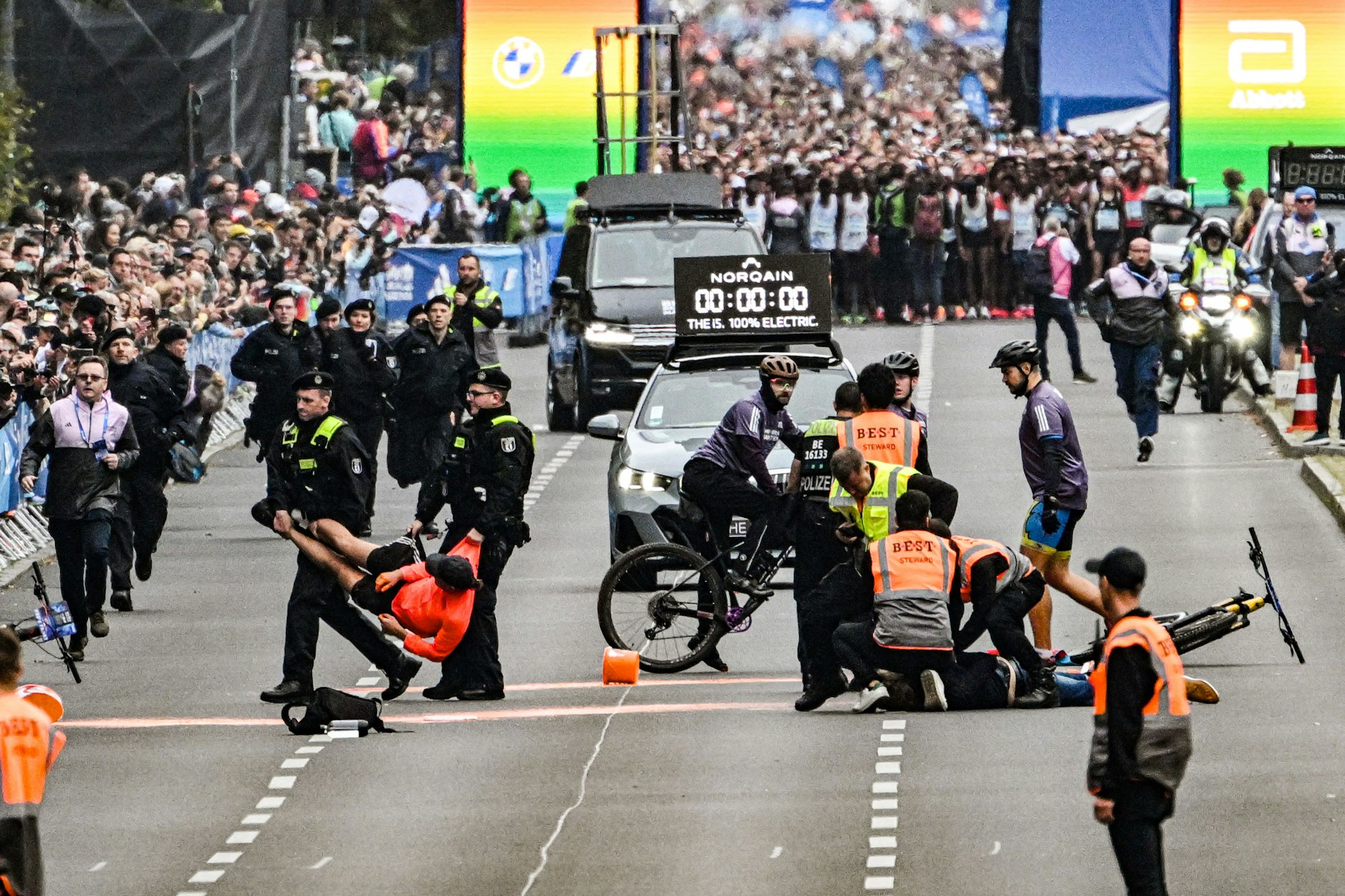 Klimaaktivisten werden von Polizisten weggetragen. 