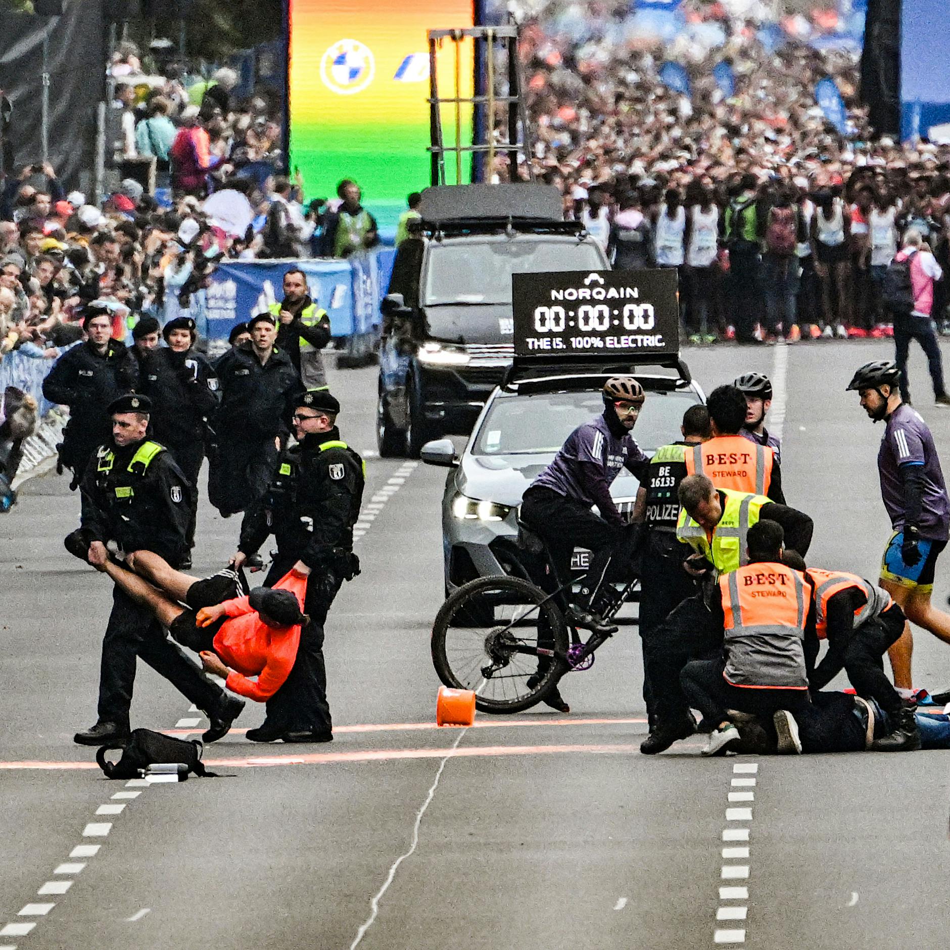 Newsblog zum Berlin-Marathon: 31 Klimaaktivisten festgenommen, Strecke wieder freigegeben