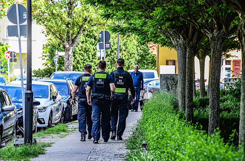 Polizisten einer Einsatzhundertschaft sind auf dem Weg zu einer Wohnung.