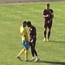 TV-Bilder zeigen: McMoordy Hüther (r.) und Farid Abderrahmane stehen Stirn an Stirn, von einem Kopfstoß ist nichts zu sehen.