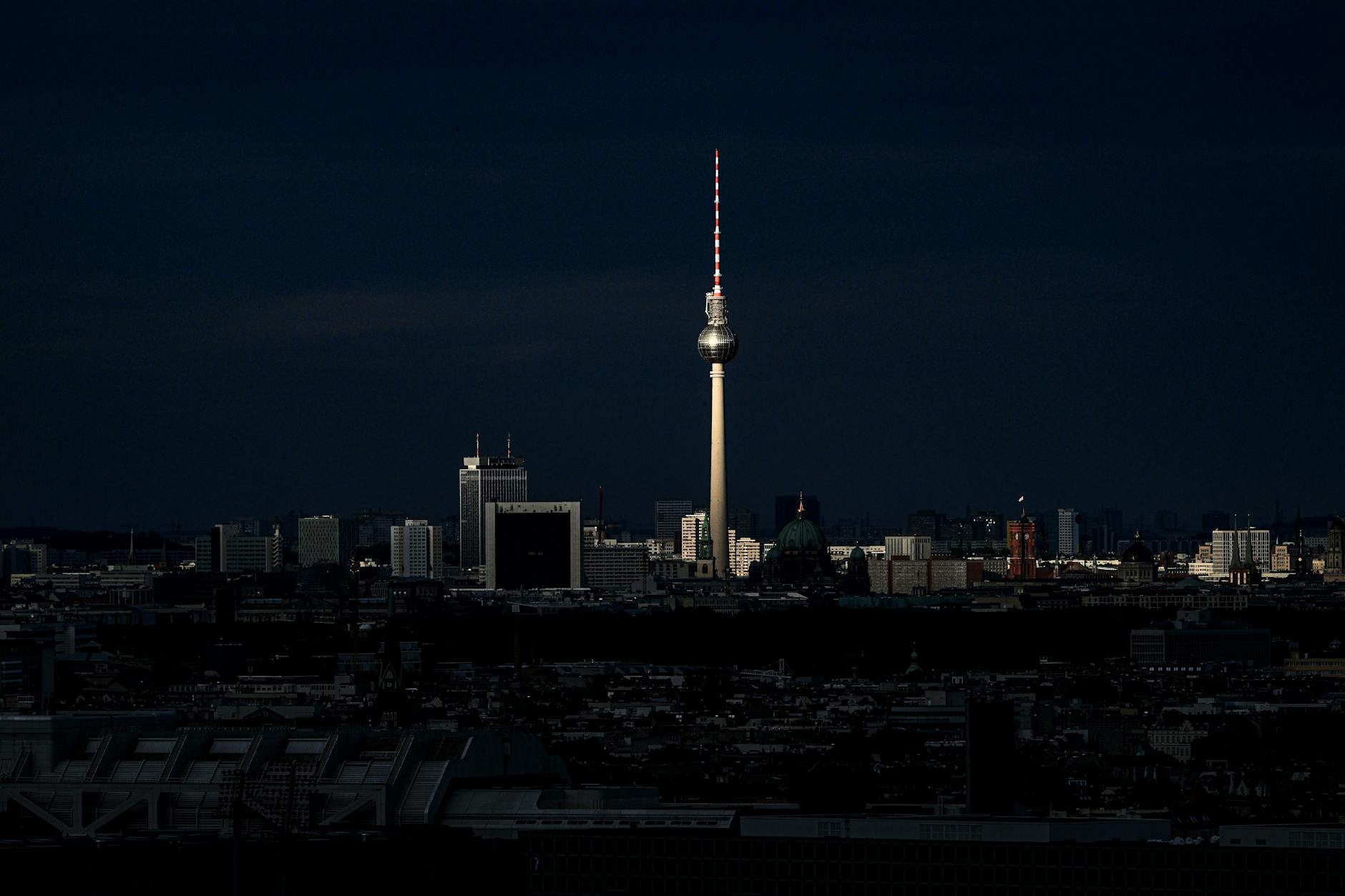 Der Fernsehturm im Sonnenlicht