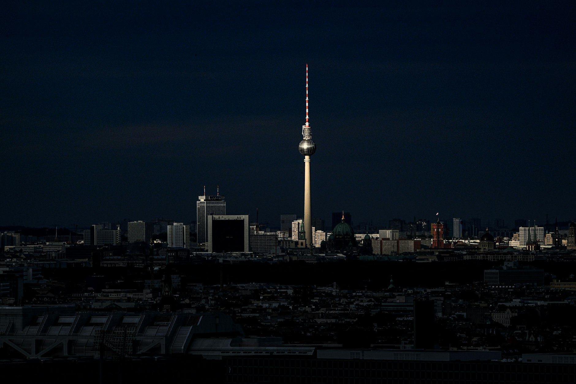 Der Fernsehturm im Sonnenlicht
