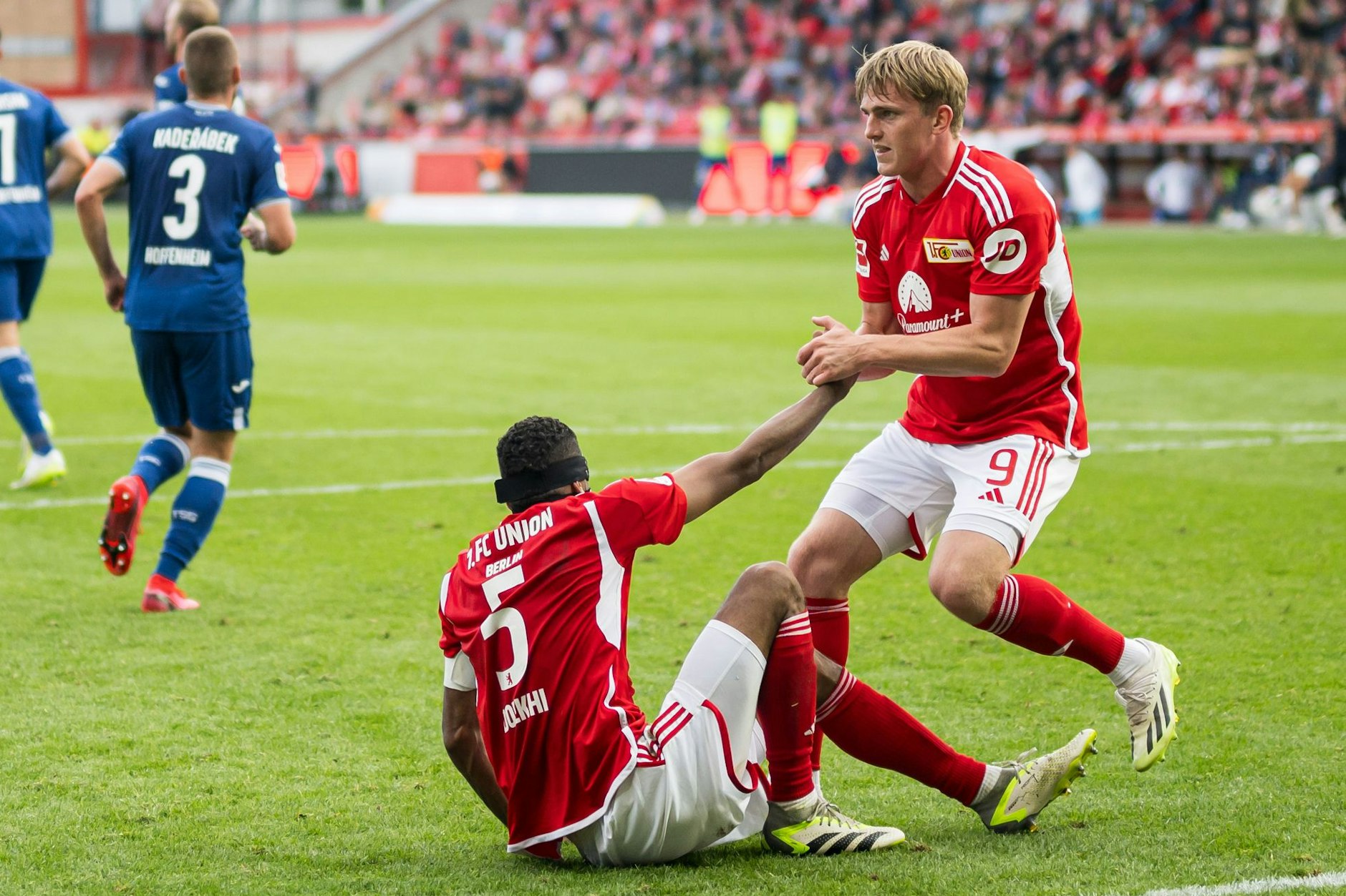 Mikkel Kaufmann hilft Danilho Doekhi, wieder aufzustehen.