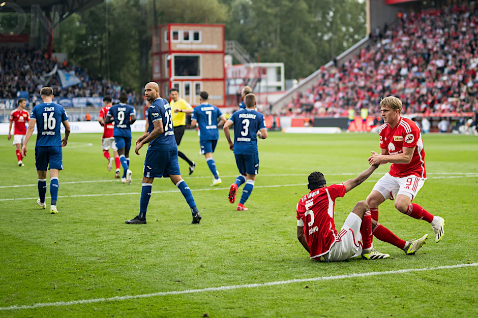 Mikkel Kaufmann hilft Danilho Doekhi, wieder aufzustehen.