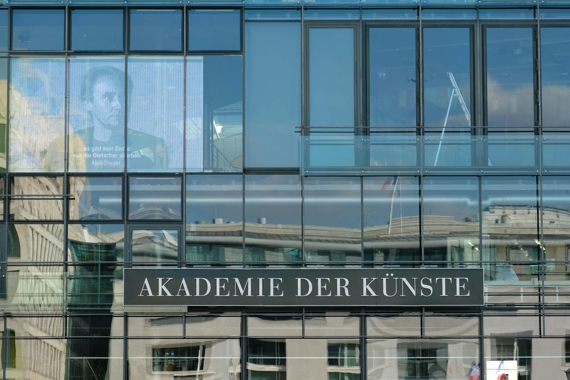 Blick auf die Glasfassade der Akademie unmittelbar neben dem Brandenburger Tor