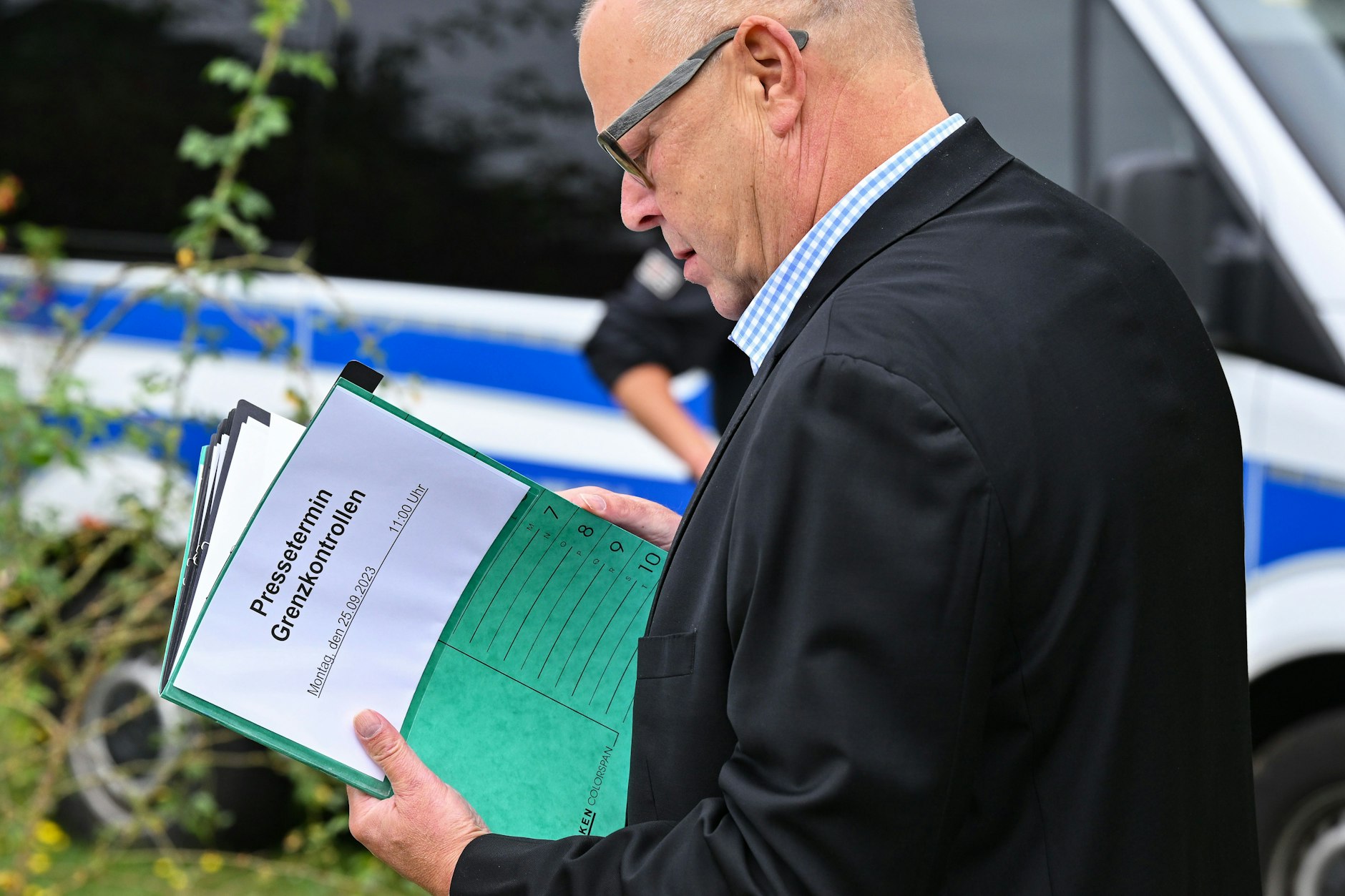 Michael Stübgen (CDU), Innenminister von Brandenburg, auf einem Pressetermin bei einer Polizei-Kontrolle gegen Schleuser.