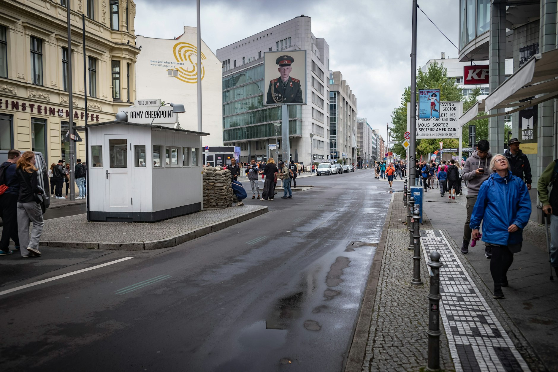 Blick auf den Checkpoint Charlie von der entgegengesetzten Seite