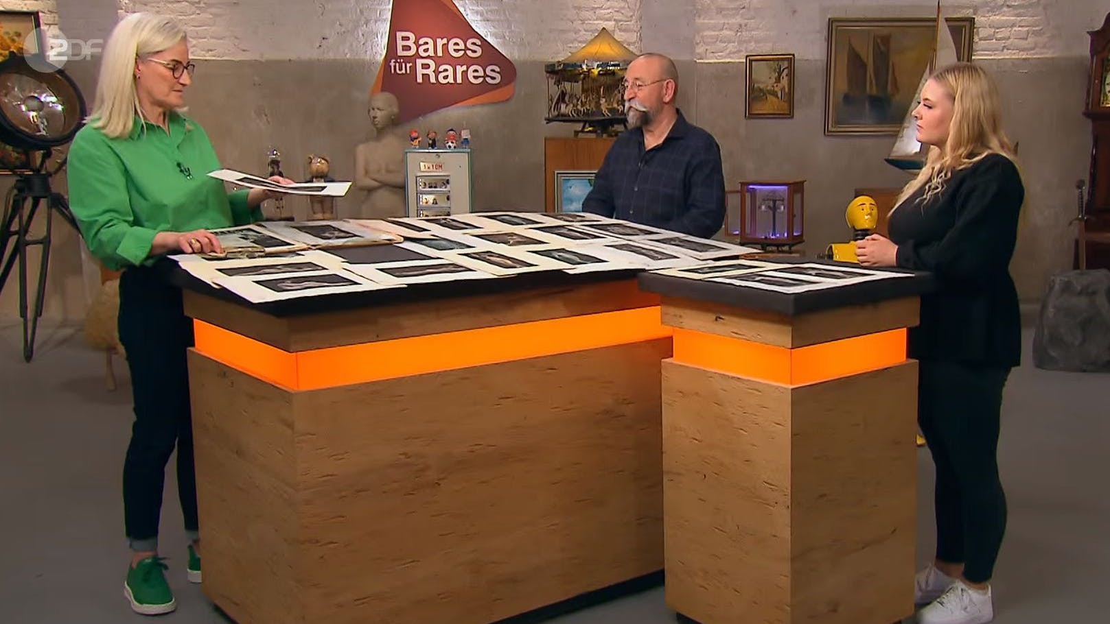 „Bares für Rares“-Expertin Dr. Friederike Werner (li.), Moderator Horst Lichter und Verkäuferin Lena aus Castrop-Rauxel.