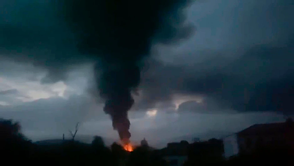 Aufsteigenden Rauch nach der Explosion eines Tanklagers in der Nähe von Stepanakert, Bergkarabach.&nbsp;