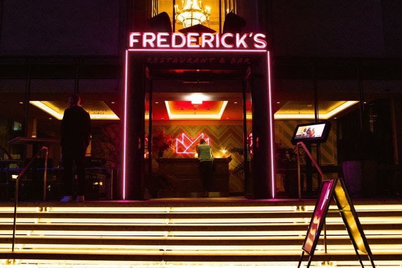 Der Eingang zum coolen Szenerestaurant Frederick’s