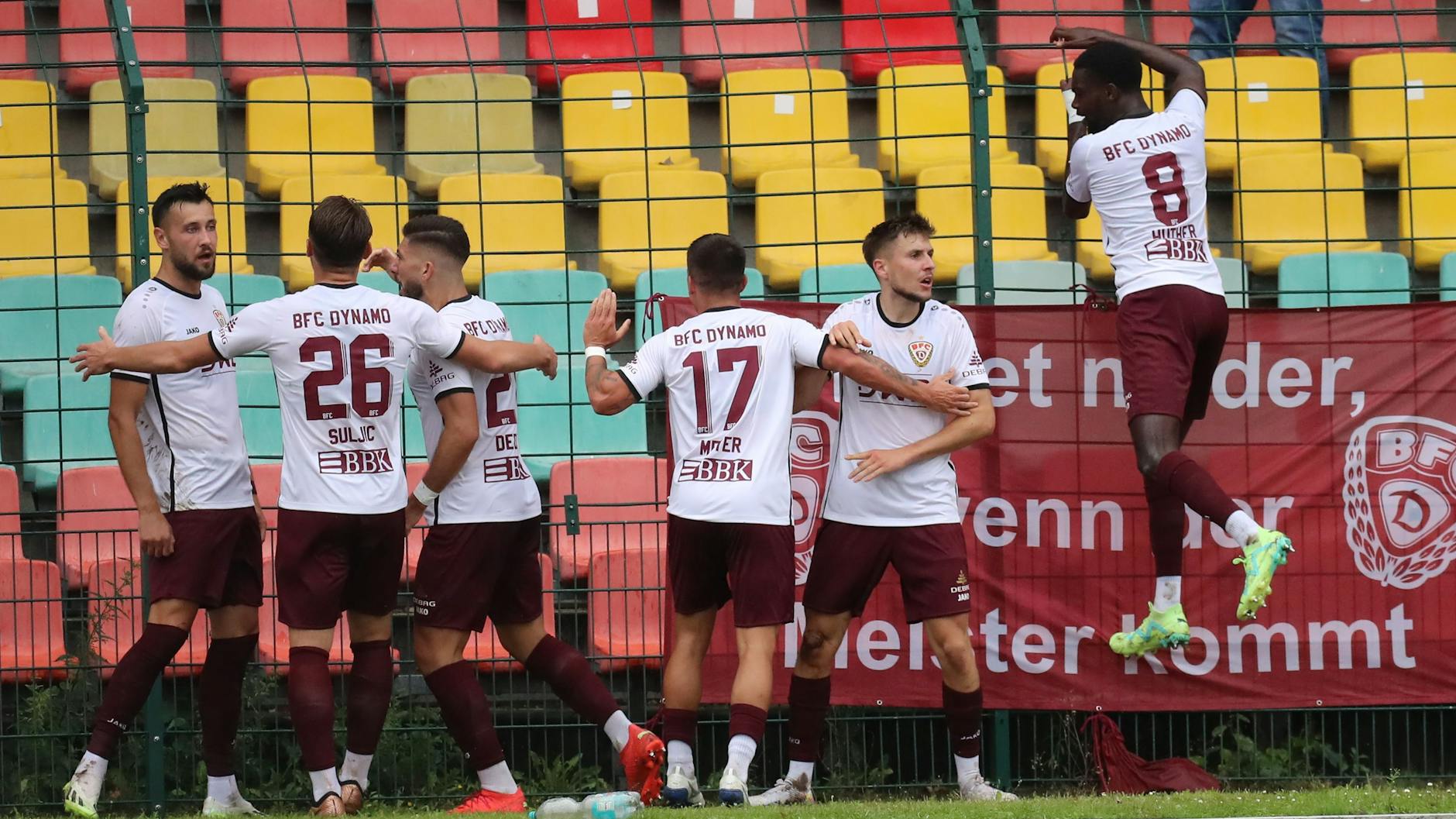 McMoordy Hüther (r.) feiert das 1:0 des BFC Dynamo am 2. Spieltag der Regionalliga Nordost bei der VSG Altglienicke am Zaun und bekommt dafür dann Gelb-Rot.