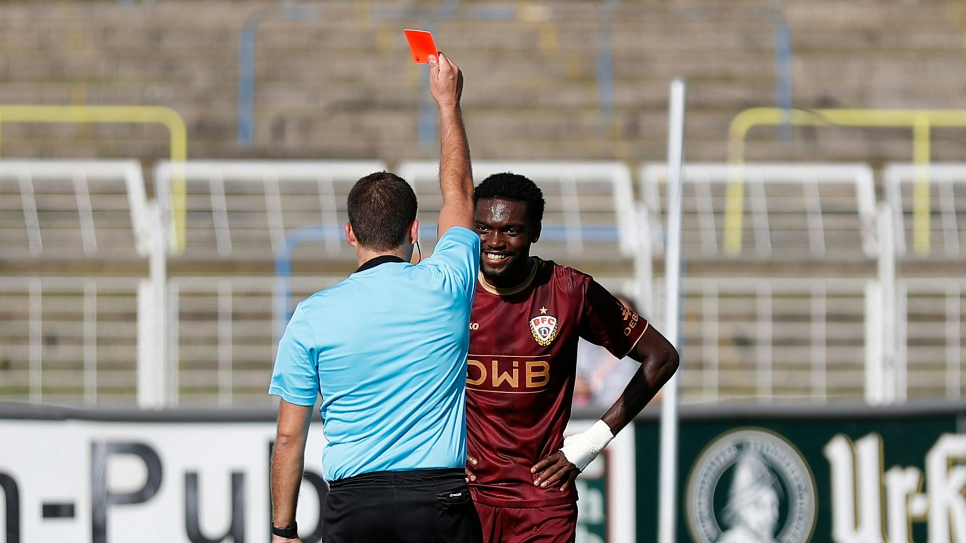 Er kann’s kaum glauben: McMoordy Hüther vom BFC Dynamo sieht von Schiedsrichter Christian Allwardt beim 1:1 bei Lok Leizig die Rote Karte.