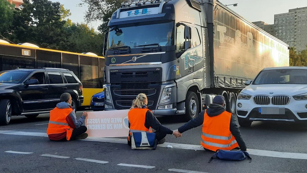 Letzte Generation blockiert berlinweit den Verkehr am Montagmorgen
