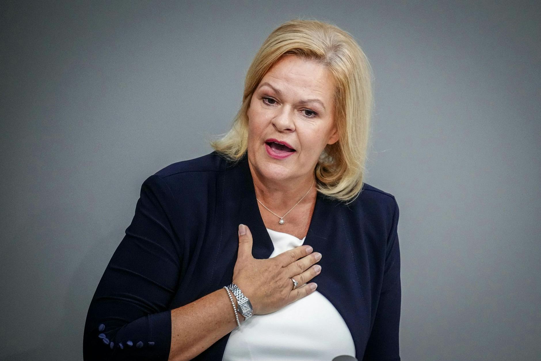 Bundesinnenministerin Nancy Faeser im Plenum des Bundestags. 
