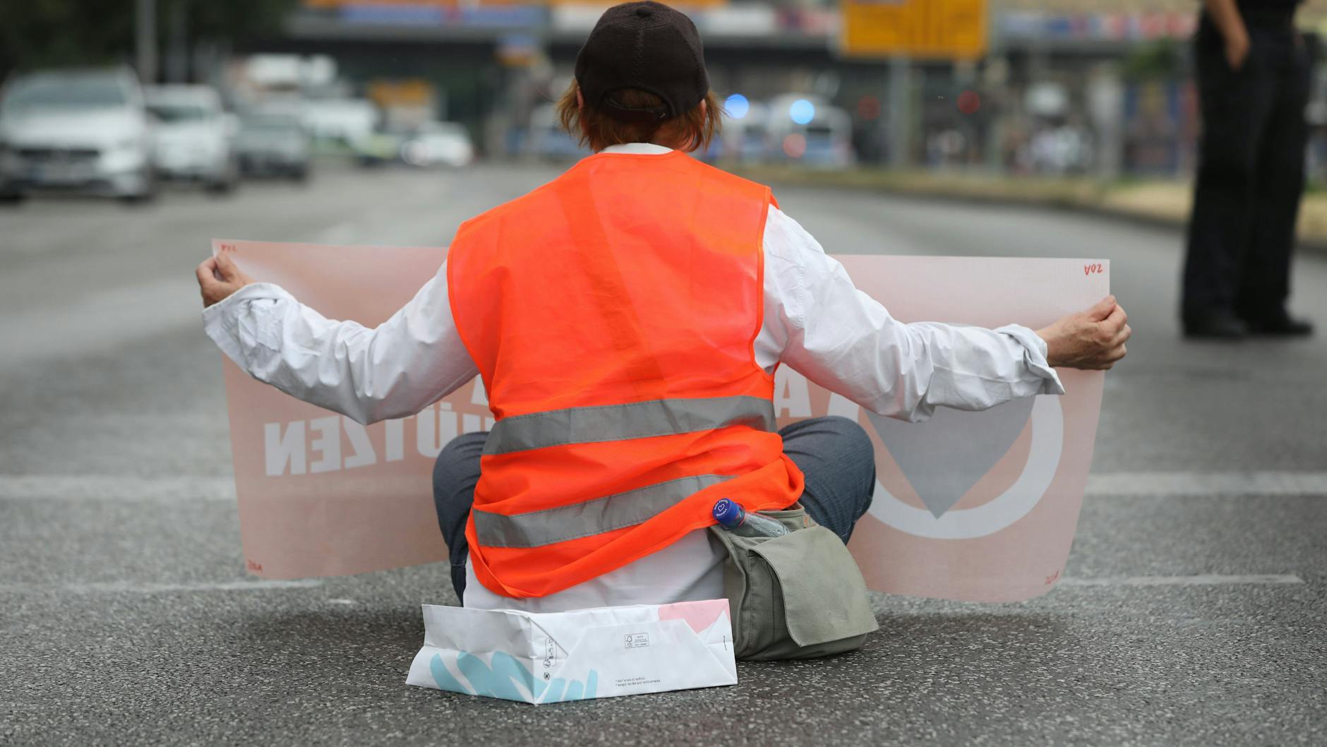 Die Klimakleber kleben auch am Montag auf Berlins Straßen und blockieren den Verkehr.