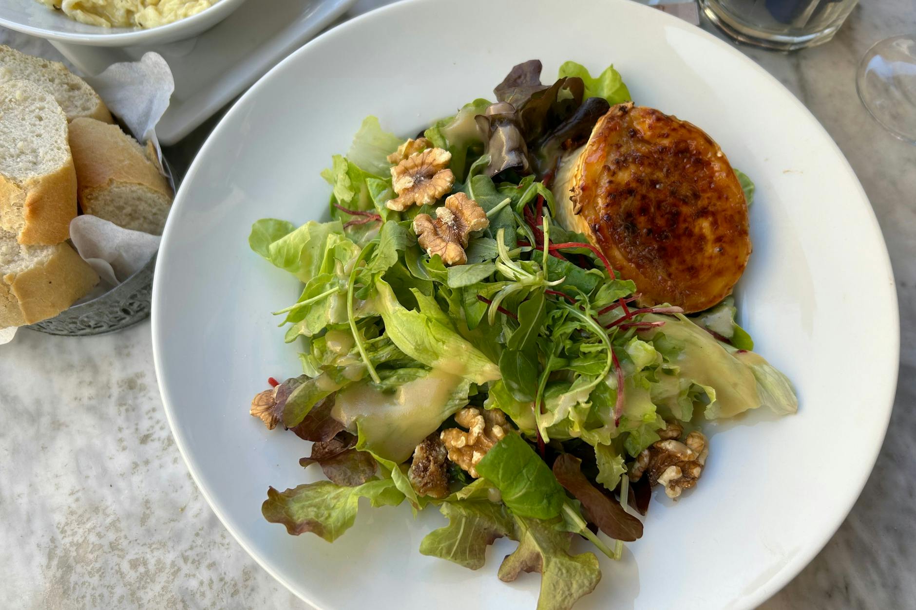 Der Ziegenkäsesalat im Pas Normal im Bergmannkiez