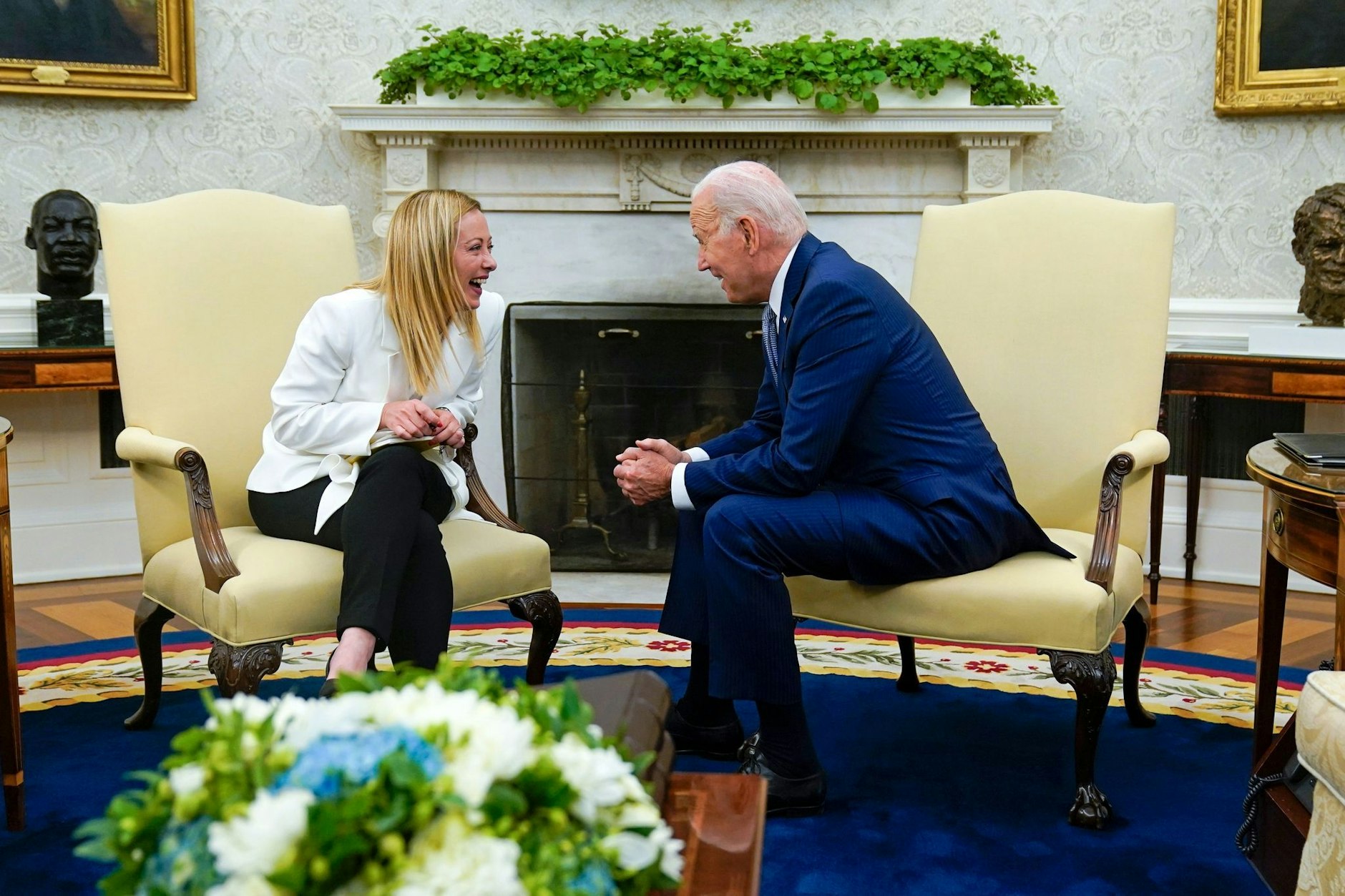 ARCHIV - Us-Präsident Joe Biden und Giorgia Meloni: In der Außenpolitik verfolgt Meloni einen sehr pragmatischen Kurs.