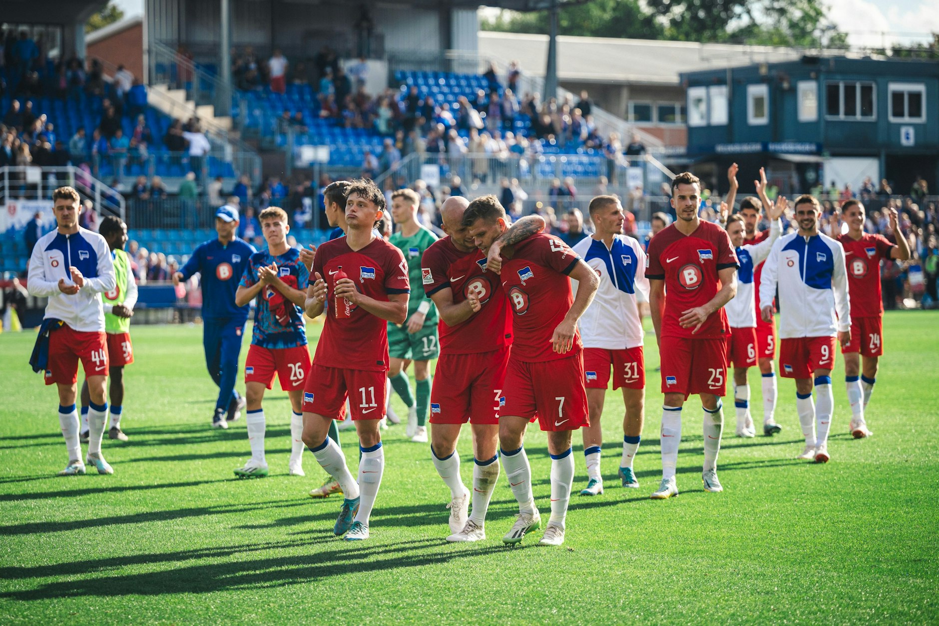 Die Herthaner feiern nach dem 3:2 in Kiel ihren ersten Auswärtssieg.