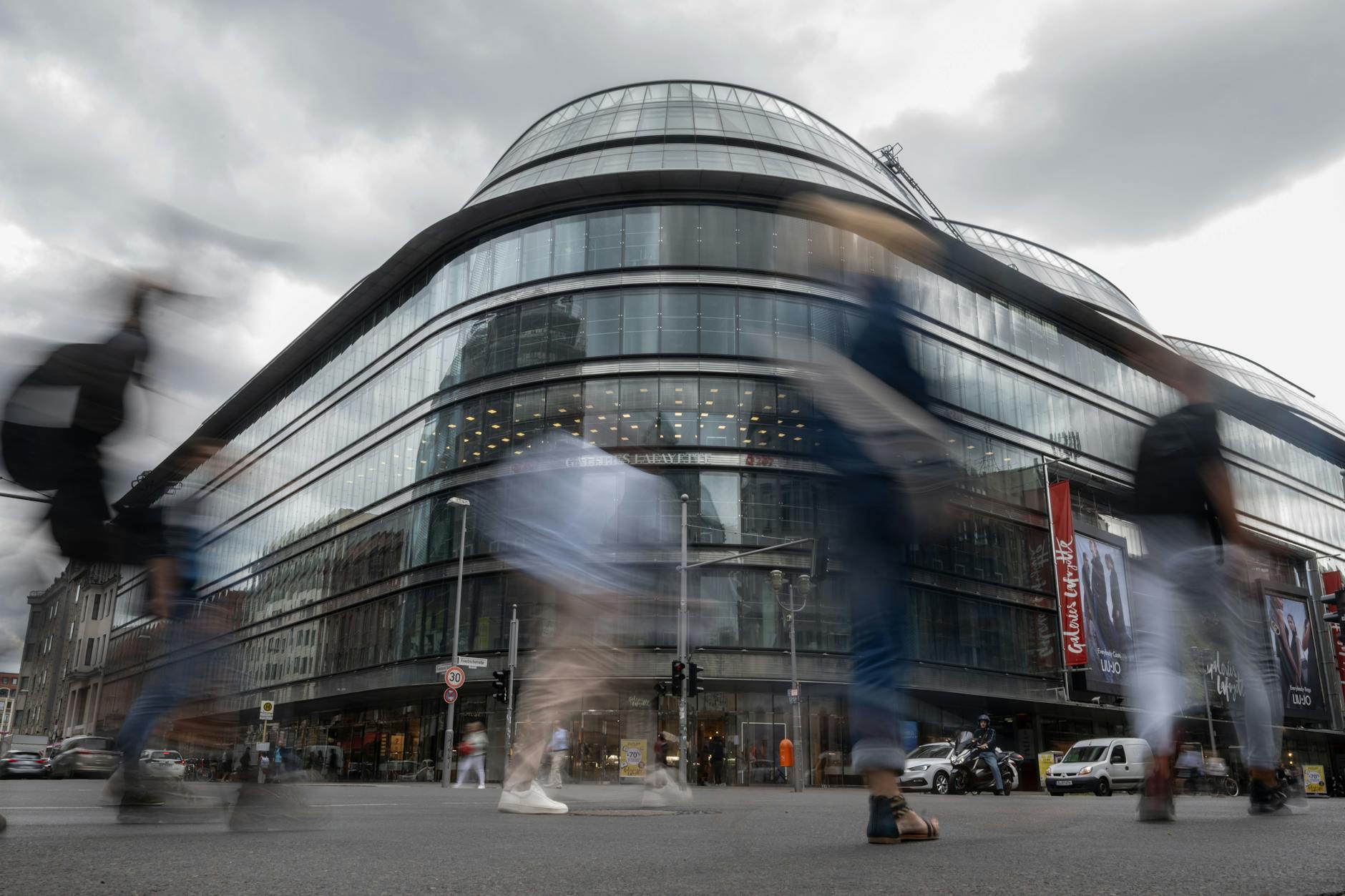 Das Quartier 207 an der Friedrichstraße, in dem sich das Nobelkaufhaus Galeries Lafayette befindet: 589 Millionen Euro würde es kosten, wenn in dem Gebäude die Zentral- und Landesbibliothek einzieht.