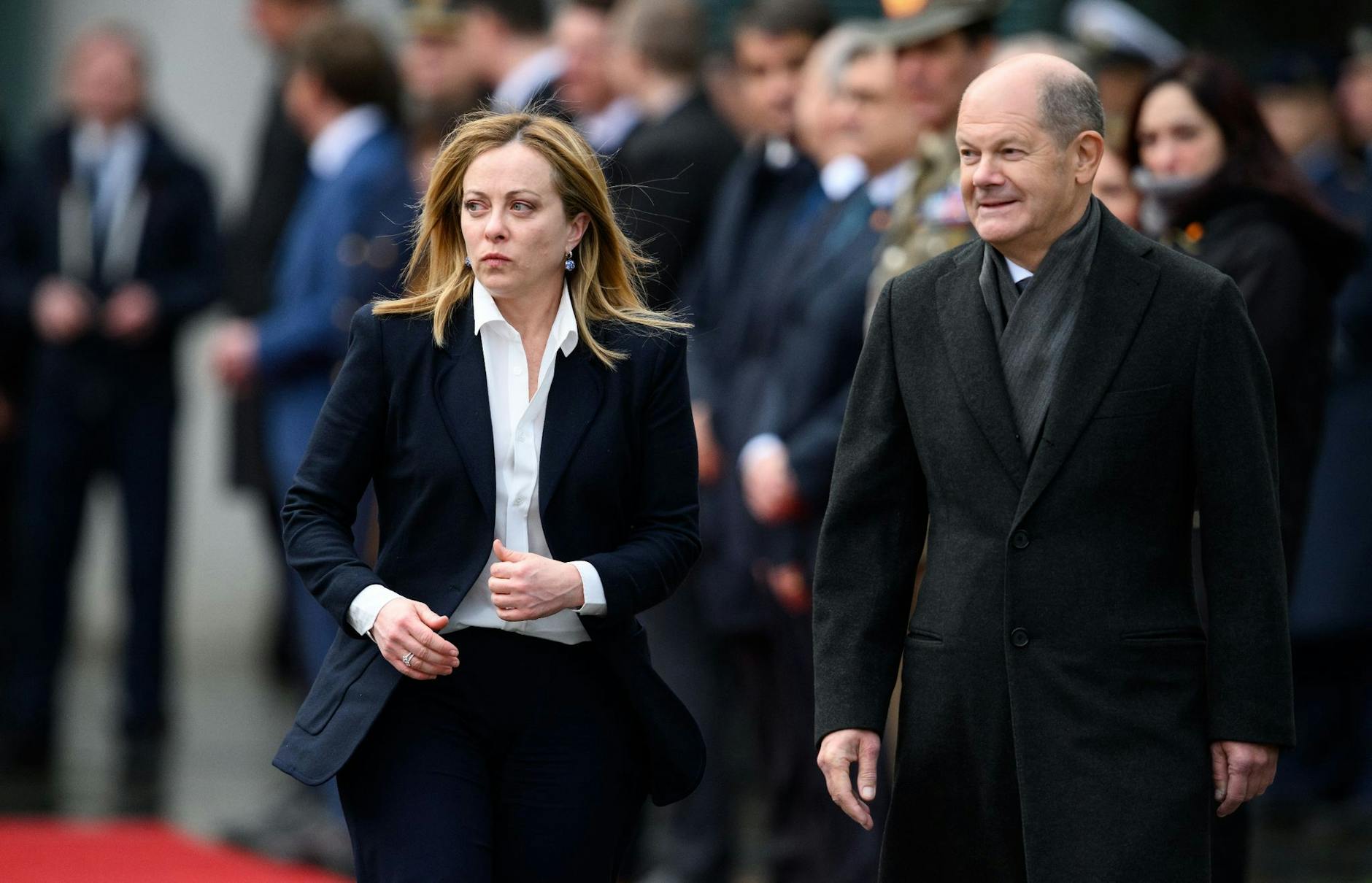 ARCHIV - Olaf Scholz (r, SPD) mit Giorgia Meloni in Berlin: Die Rechtspolitikerin hat sich in einem Brief an den Bundeskanzler gewandt.