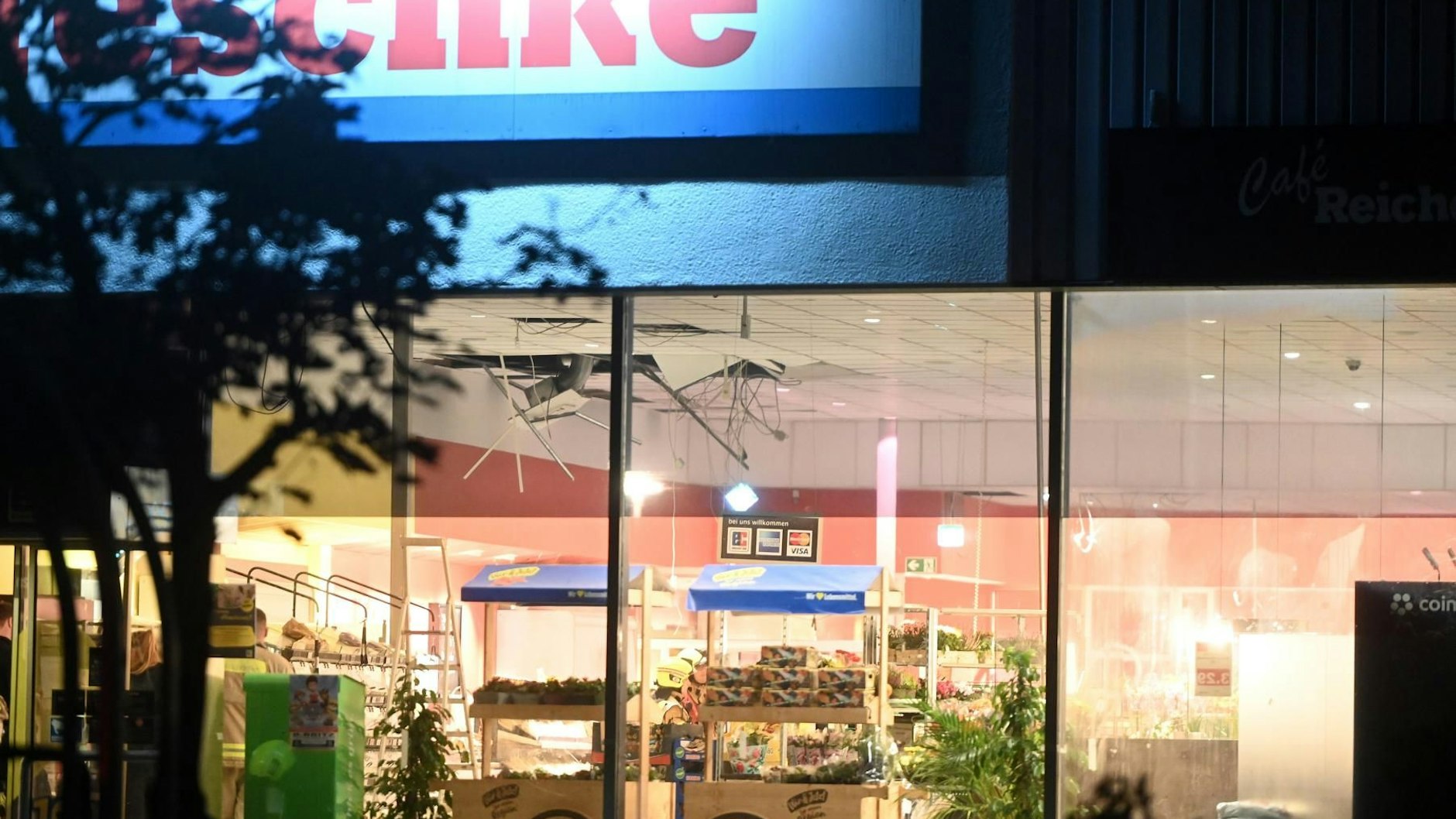 Die Einbrecher waren über das Dach gekommen, hatten dann die Decke im Supermarkt durchbrochen.