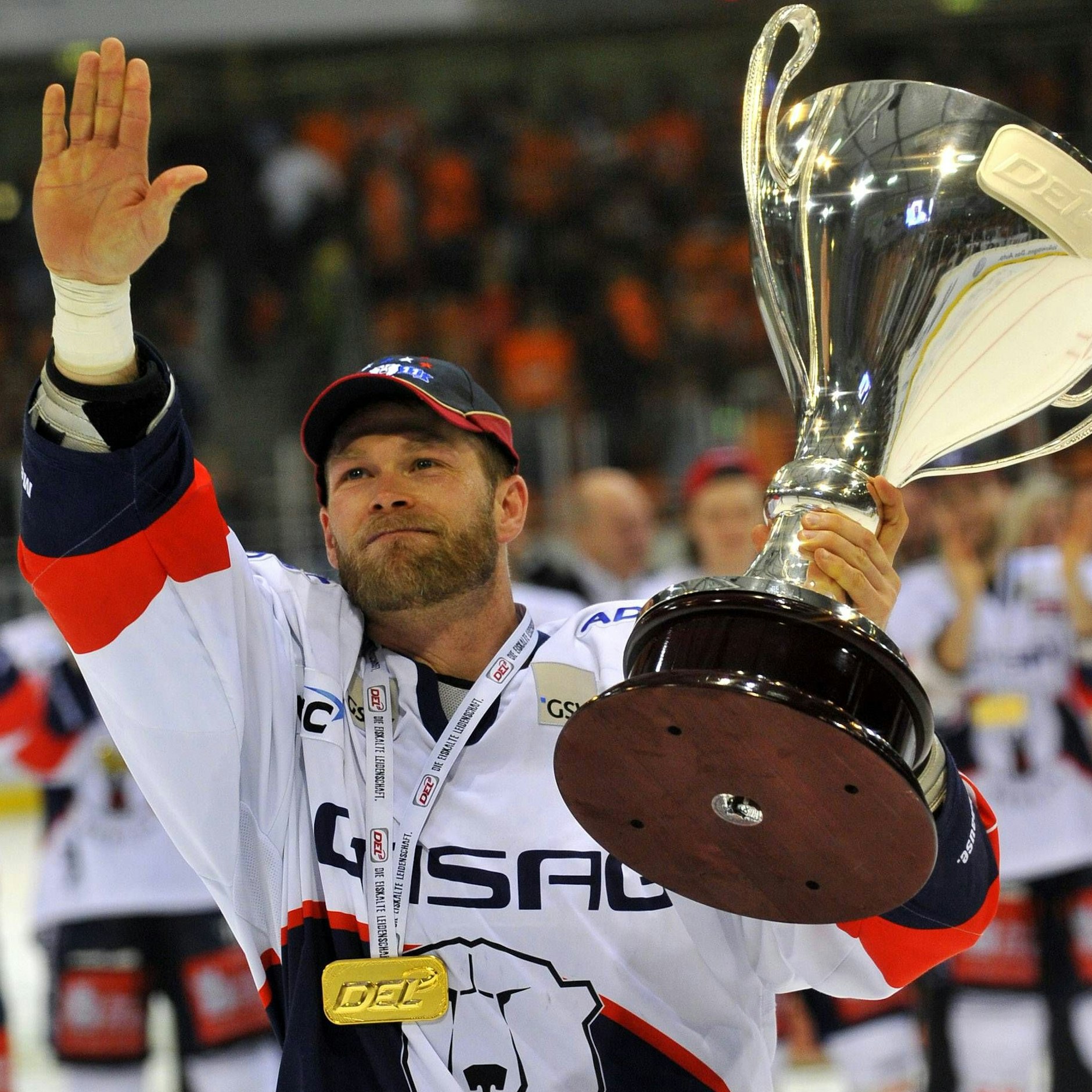 2011 feiert Steve Walker seinen fünften und letzten Meister-Titel mit den Eisbären.