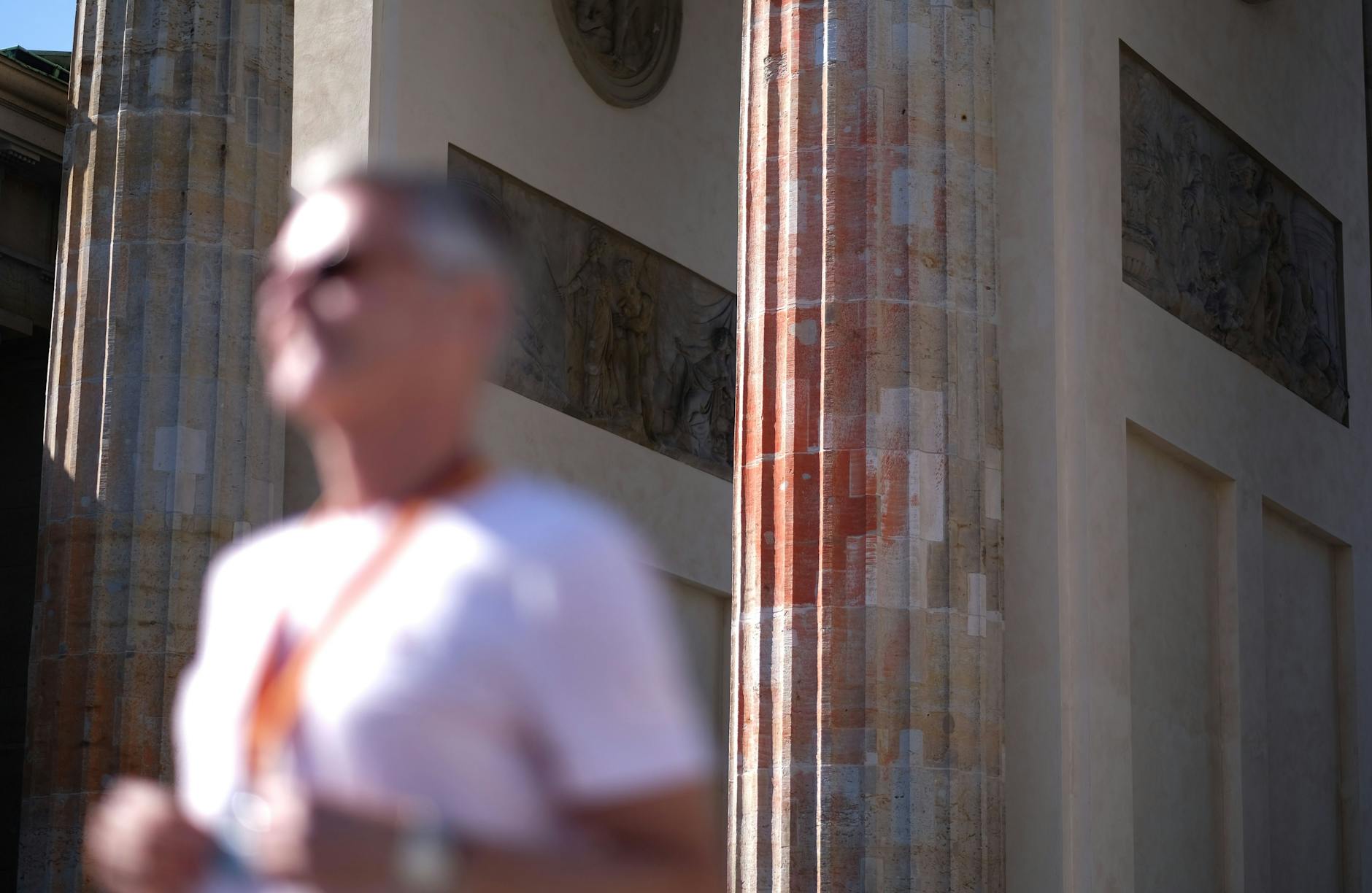 Die Hoffnung, dass das Brandenburger Tor bis zum Marathon wieder sauber sein könnte, hatte sich schnell zerschlagen.