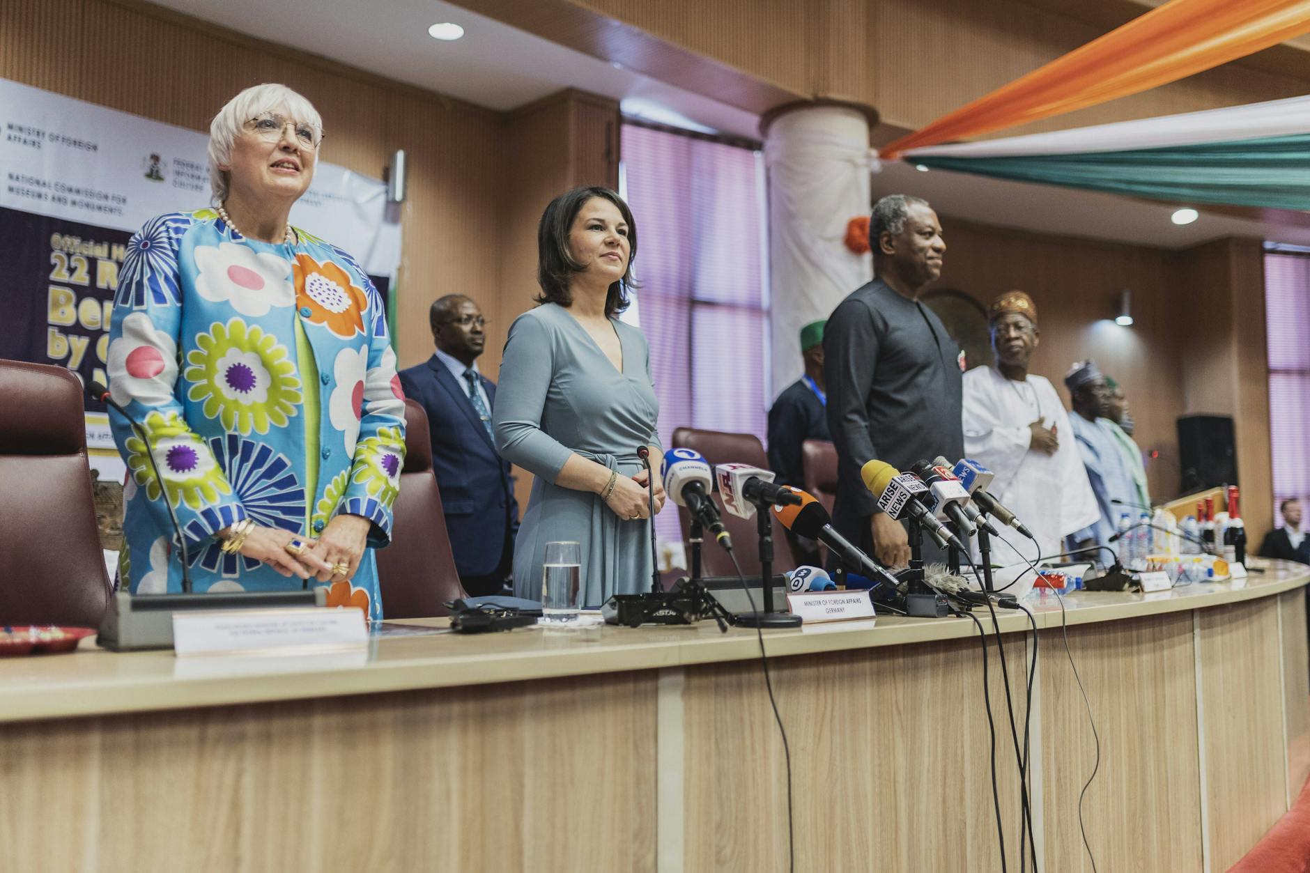 Kulturstaatsministerin Claudia Roth, Außenministerin Annalena Baerbock, Nigerias Außenminister Geoffrey Onyeama und Kulturminister Lai Mohammed (v.l.) bei der Zeremonie zur Rückgabe der Benin-Bronzen an Nigeria in Abuja im Dezember 2022