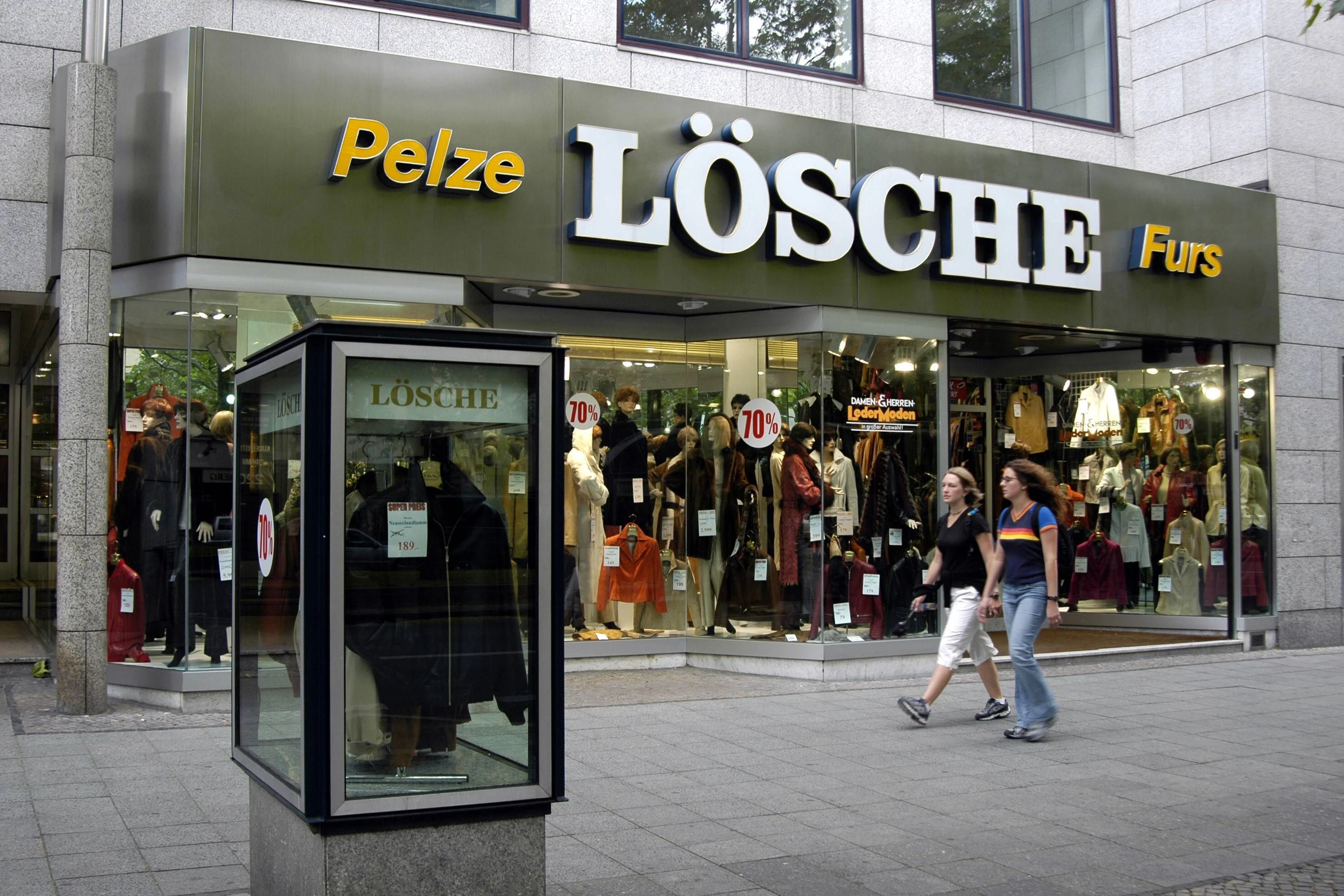 Ein Pelzladen befand sich gleich neben dem Tatort.
