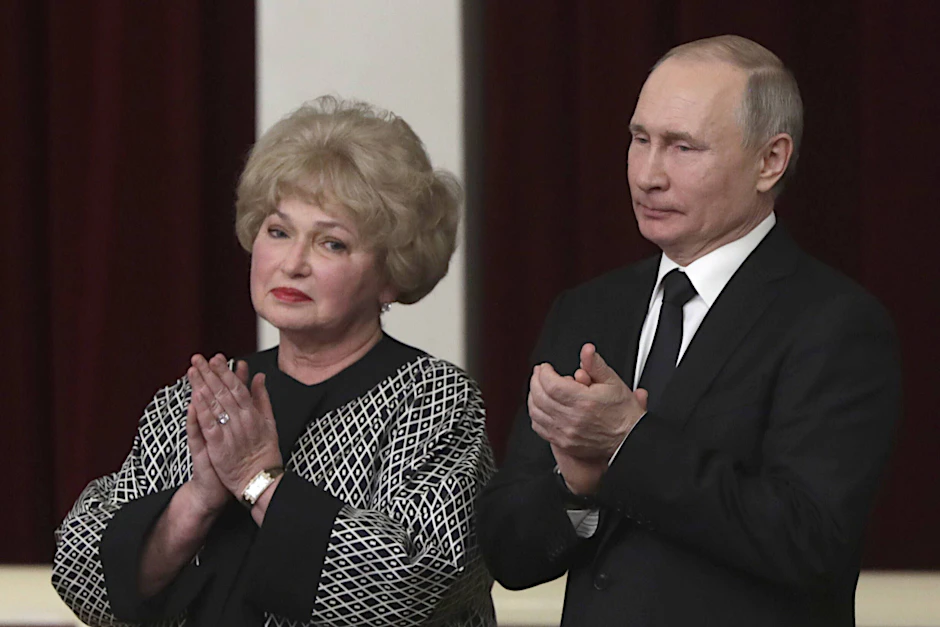 Die Senatorin Ljudmila Narusowa mit dem russischen Präsidenten Wladimir Putin im Jahr 2020