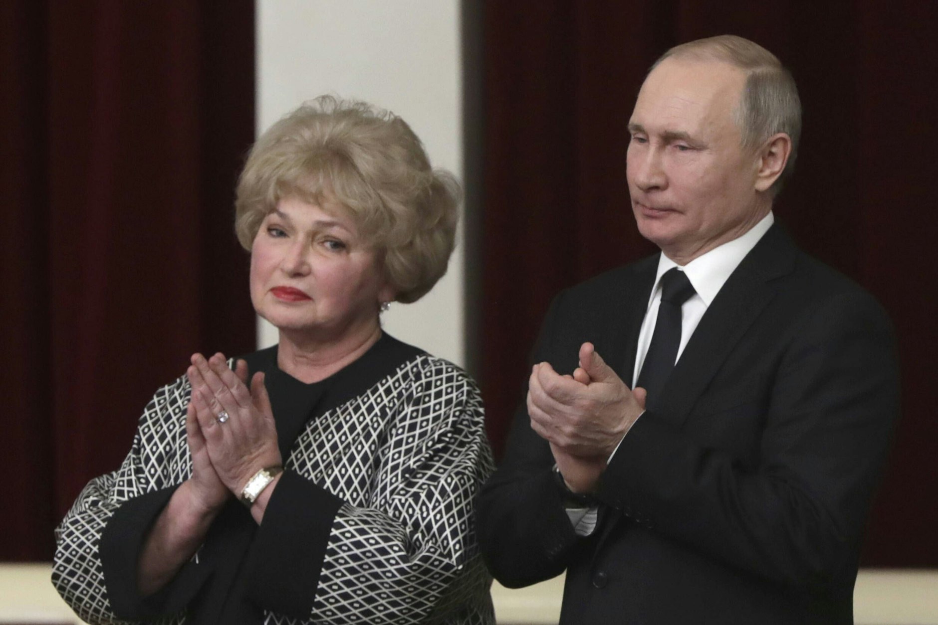 Die Senatorin Ljudmila Narusowa mit dem russischen Präsidenten Wladimir Putin im Jahr 2020