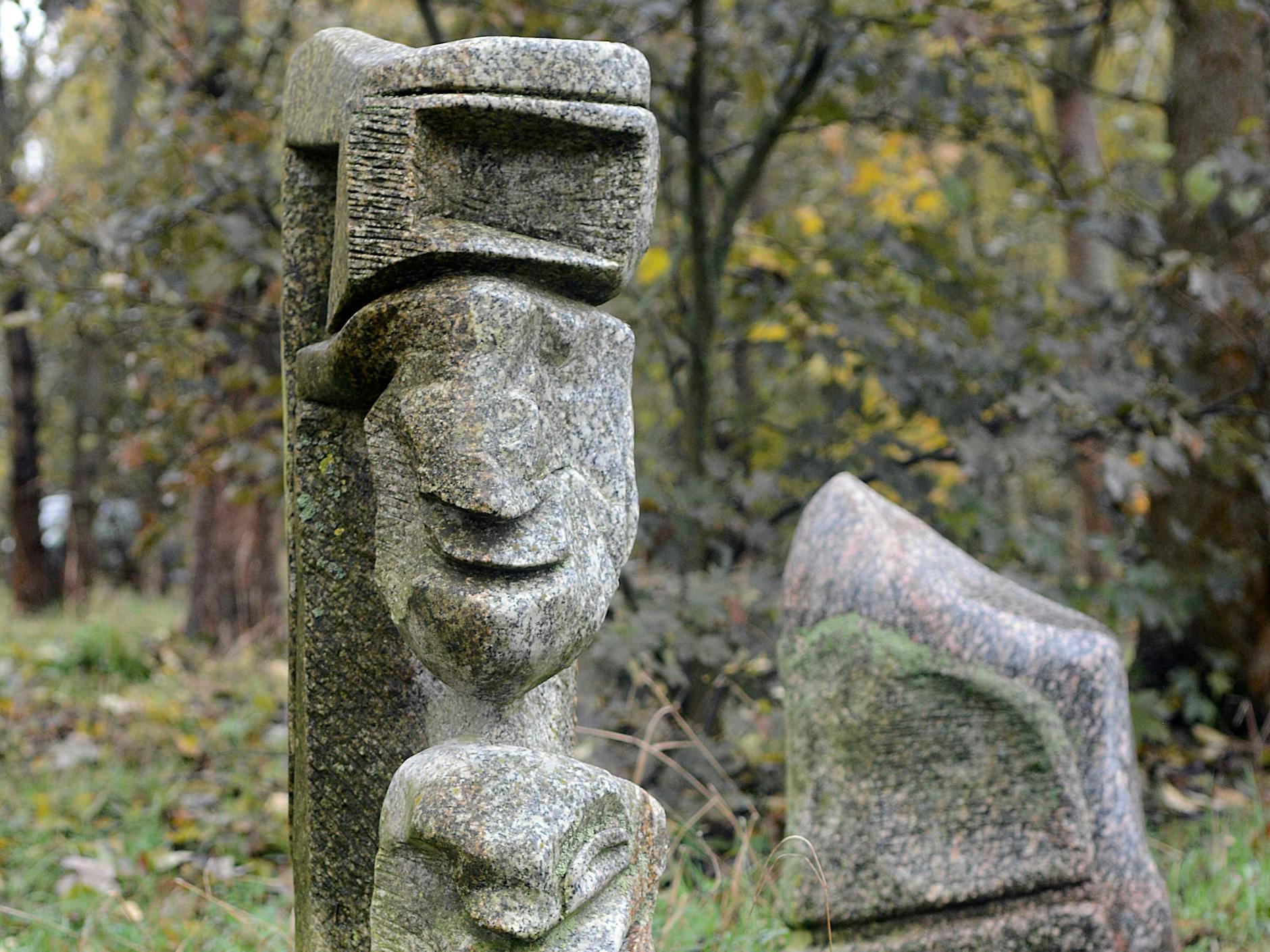 Im Bucher Forst kann man jede Menge Statuen entdecken.