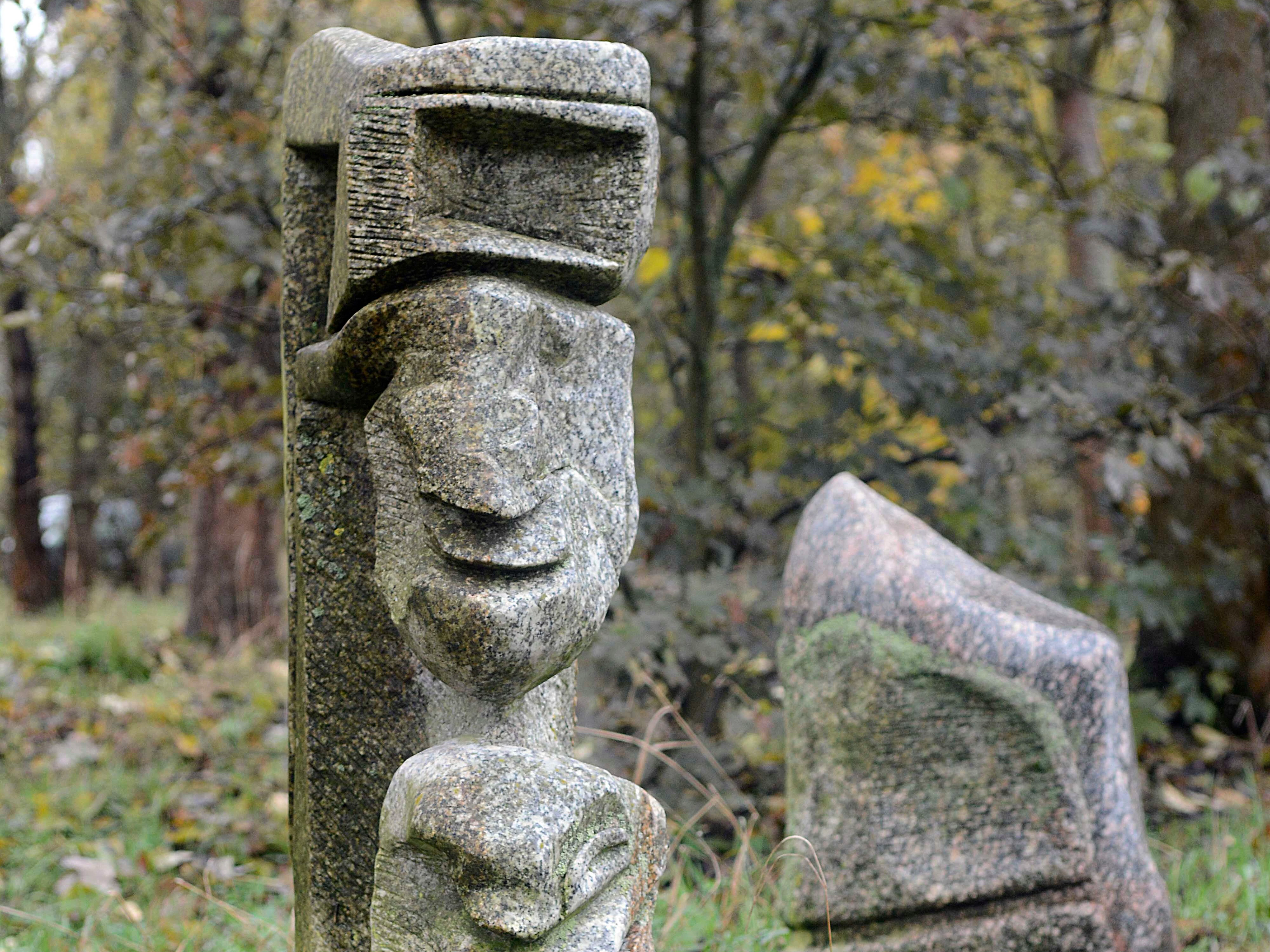 Im Bucher Forst kann man jede Menge Statuen entdecken.