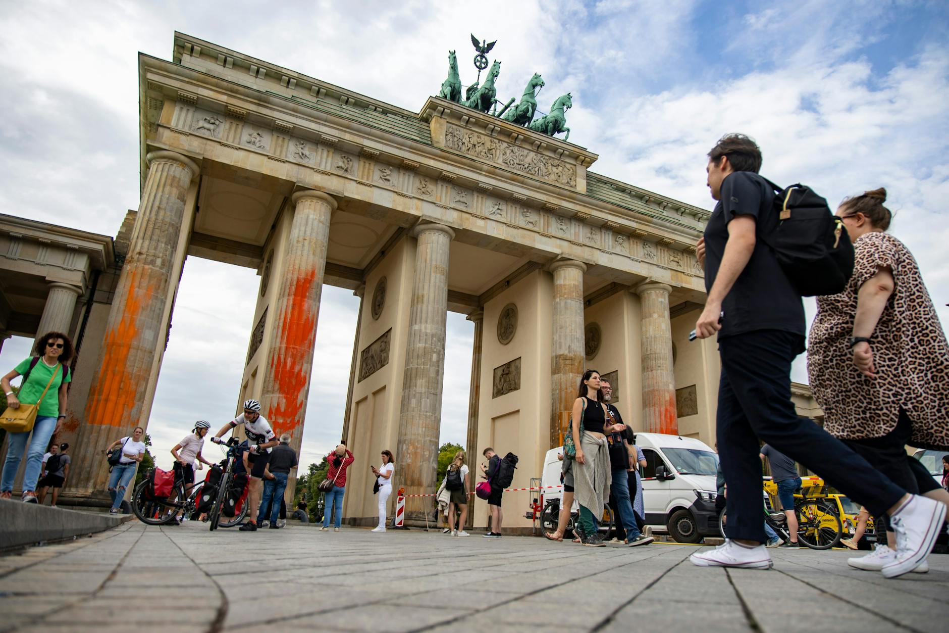 Die Letzte Generation hat das Brandenburger Tor mit Farbe besprüht. Ob die Farbe vollständig entfernt werden kann, ist noch nicht klar.