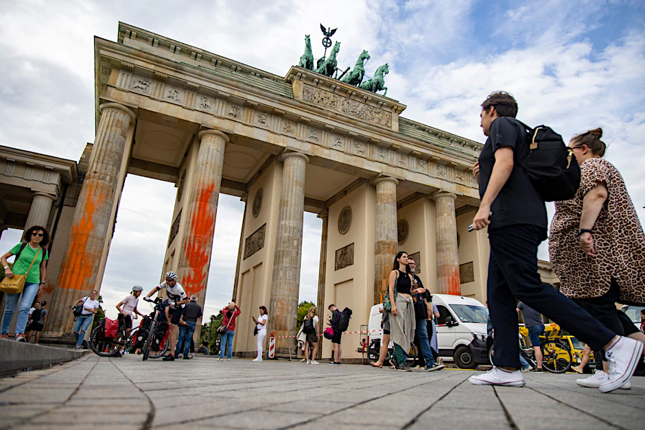 Die Letzte Generation hat das Brandenburger Tor mit Farbe besprüht. Ob die Farbe vollständig entfernt werden kann, ist noch nicht klar.  
              
              