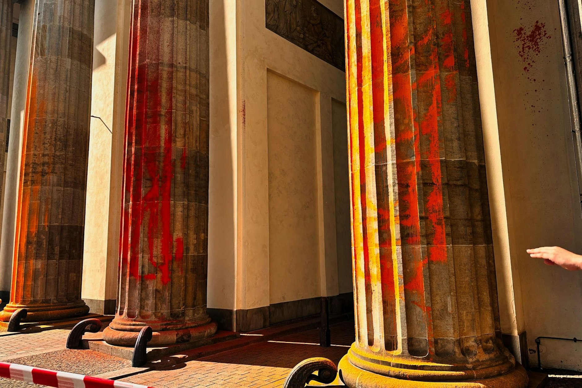 Die malträtierten Säulen des Berliner Wahrzeichens