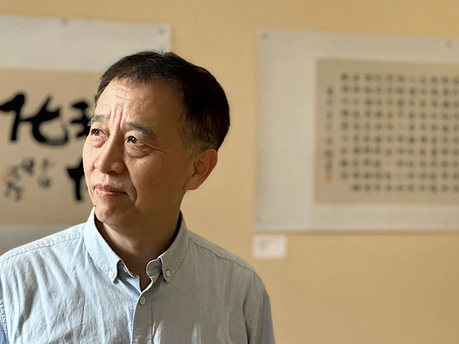 Professor Chen Hongjie präsentiert seine Ausstellung im Konfuzius-Institut der Freien Universität in Dahlem.